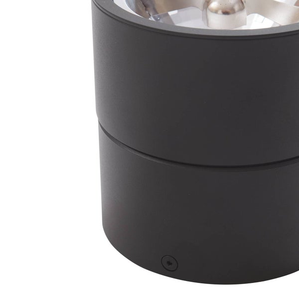 Detailaufnahme einer schwarzen Außenleuchte