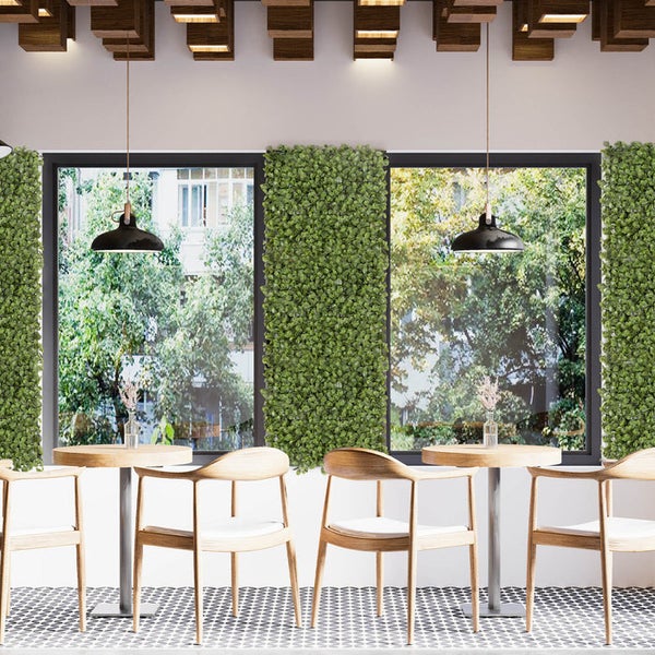 Ein Paar betrachtet eine Grußkarte mit der Aufschrift 'Was wäre, wenn ich falle? Oh, aber mein Liebling, was wäre, wenn du fliegst?'