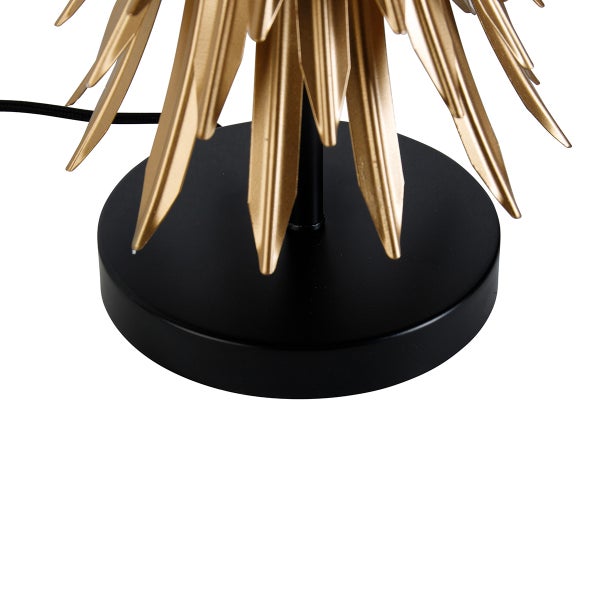 Detailansicht einer Tischleuchte mit goldenen Elementen und schwarzem Fuß.