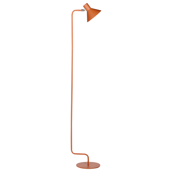Wohnraum mit Stehlampe, Spiegel, Sessel und Beistelltisch.
