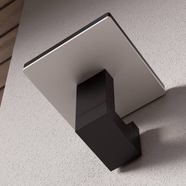 Moderne Außenwandleuchte mit flachem, quadratischem Schirm und schwarzem Gehäuse.