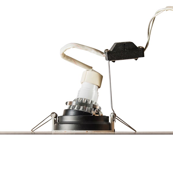 Einbaustrahler mit Gehäuse, GU10 Fassung, Leuchtmittel, Anschlusskabel und Montagefedern in der Seitenansicht.