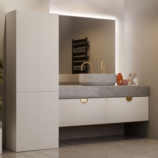 Modernes Badezimmer mit Waschbecken, Unterschrank und Hochschrank für eine stilvolle Einrichtung