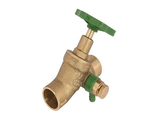 Schrägsitzventil aus Messing mit grünem Handrad und Entleerventil.