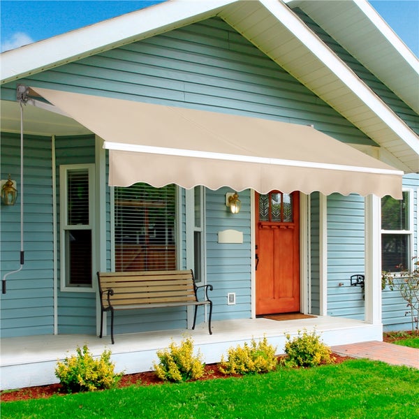 Hausfassade mit ausfahrbarer Markise für den Außenbereich