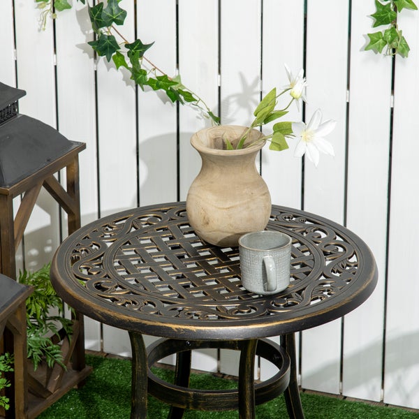 Nahaufnahme eines Gartentisch-Gestells aus Metall mit geschwungenen Beinen und kreisförmigem Stützring im Antik-Look.
