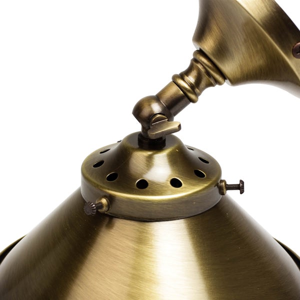 Nahaufnahme einer bronzefarbenen Leuchte