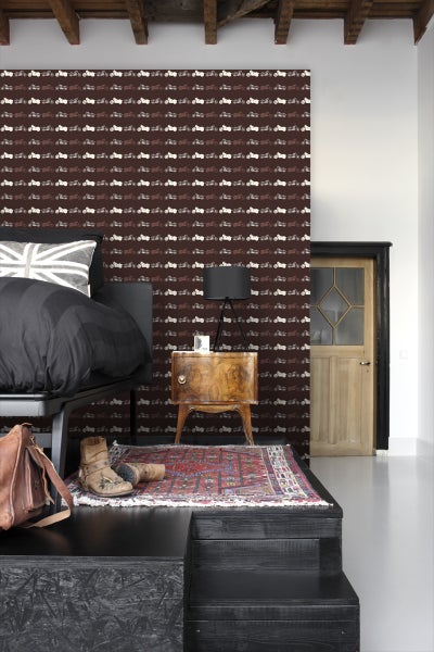 Schlafzimmer mit brauner Tapete und Motorradmuster