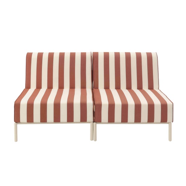 Zweisitzer-Loungesofa mit gestreiftem Stoffbezug und Metallgestell.