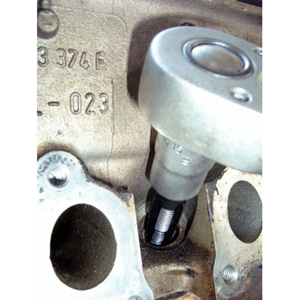 Nahaufnahme eines Schraubenausdrehers an einem Motorblock