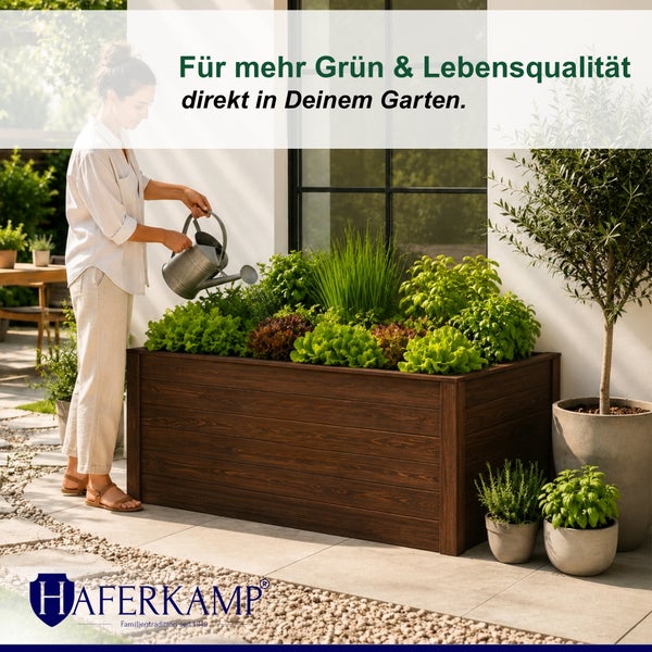 Hochbeet aus Holz auf einer Terrasse, bepflanzt mit Salat und Kräutern, das von einer Frau gegossen wird.