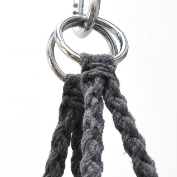 Detailaufnahme von drei geflochtenen, grauen Seilen mit Metallringen zur Aufhängung.