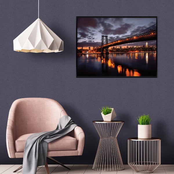 Dekoratives Wohnzimmer mit Sessel, Beistelltischen, Lampe und gerahmtem Stadtbild