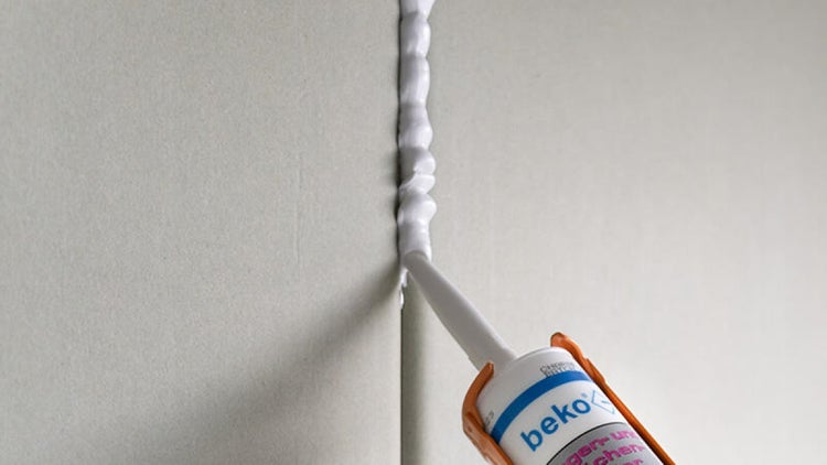 Dichtstoff wird mit einer Kartuschenpistole aufgetragen