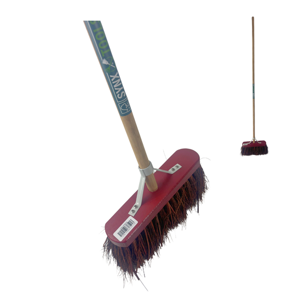Kehrbesen mit Holzstiel und Borsten