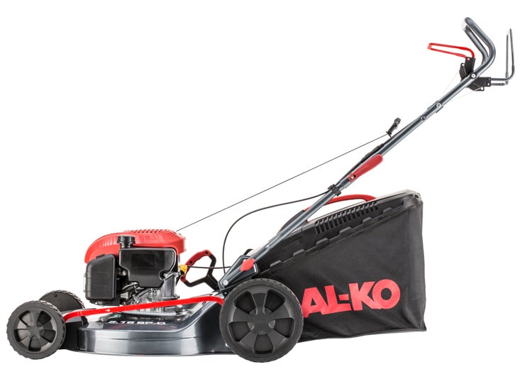 Benzin-Rasenmäher von AL-KO mit Grasfangbox, Metallgehäuse und Hinterradantrieb.