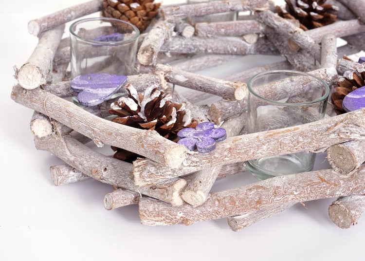 Dekorativer Adventskranz aus Holz mit Gläsern und Zapfen