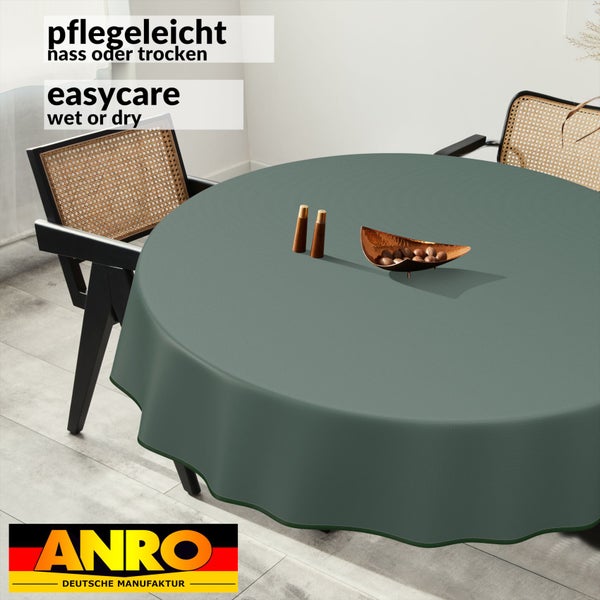 Runder, pflegeleichter Tisch mit Dekoration auf Holztisch