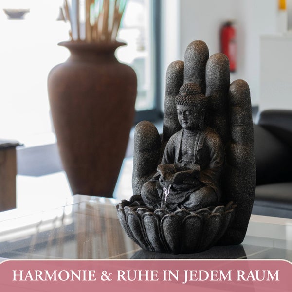 Zimmerbrunnen Buddha in einer Hand auf einer Lotusblüte sitzend, dekorativer Tischbrunnen in Steinoptik.