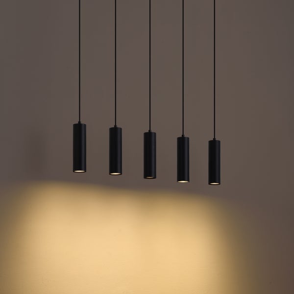 Moderne Pendelleuchte mit fünf zylindrischen Leuchtkörpern zur Deckenmontage mit warmem Lichtkegel