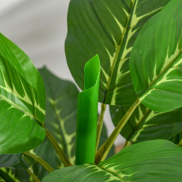 Detailaufnahme einer Kunstpflanze mit grünen Blättern und helleren Blattadern sowie einem neuen Trieb.