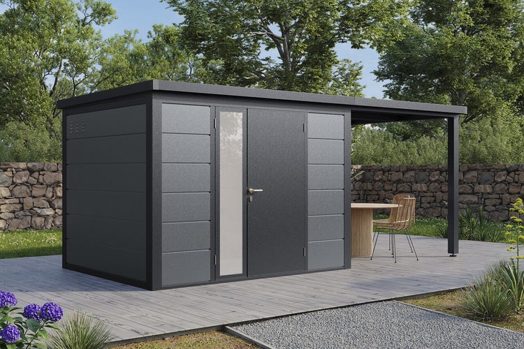 Modernes Gartenhaus aus Metall mit Pultdach und integriertem seitlichem Vordach auf einer Holzterrasse im Garten.