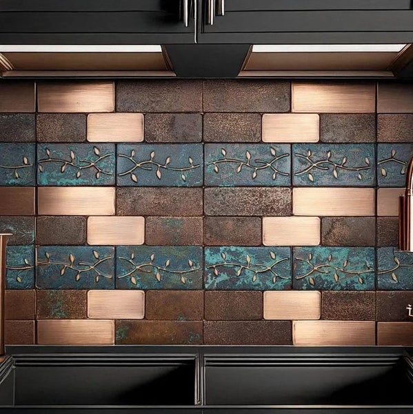 Küchenrückwand mit rechteckigen Ziegeln in verschiedenen Farben und einem floralen Muster.