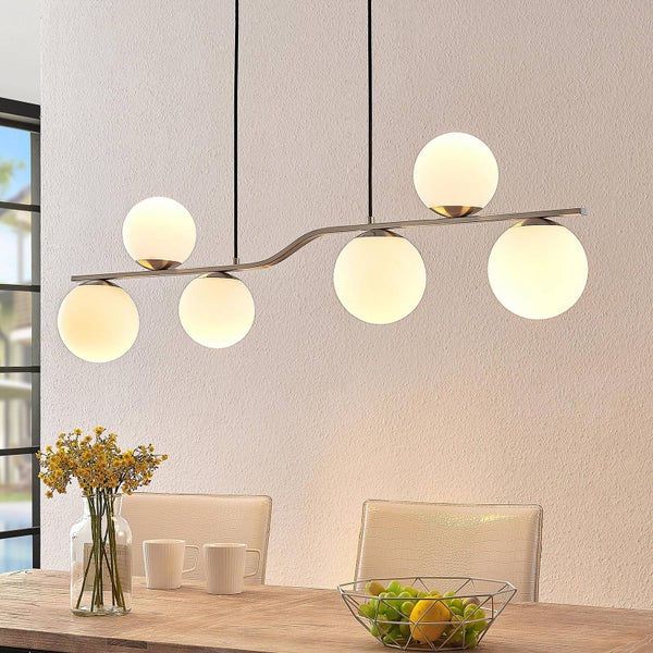 Esszimmer mit Tisch und einer Pendelleuchte mit sechs Kugellampen