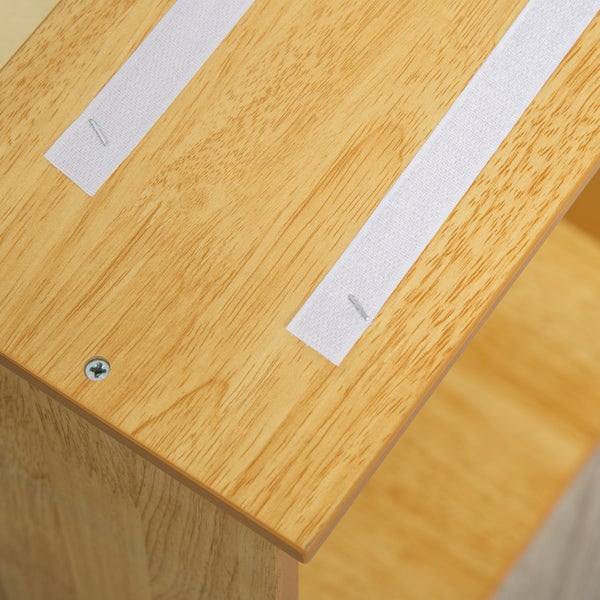 Detailansicht eines Holzregals mit weißen Befestigungsbändern und einer Schraube.