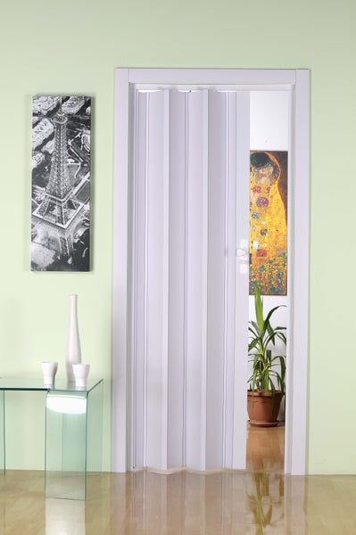 Zimmeransicht mit Falttür, Tisch und Wandbild