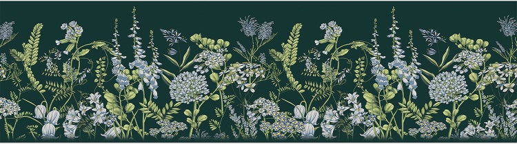 Tapetenbordüre mit botanischem Blumenmuster aus Wildblumen und Farnblättern in Grün, Blau und Weiß.