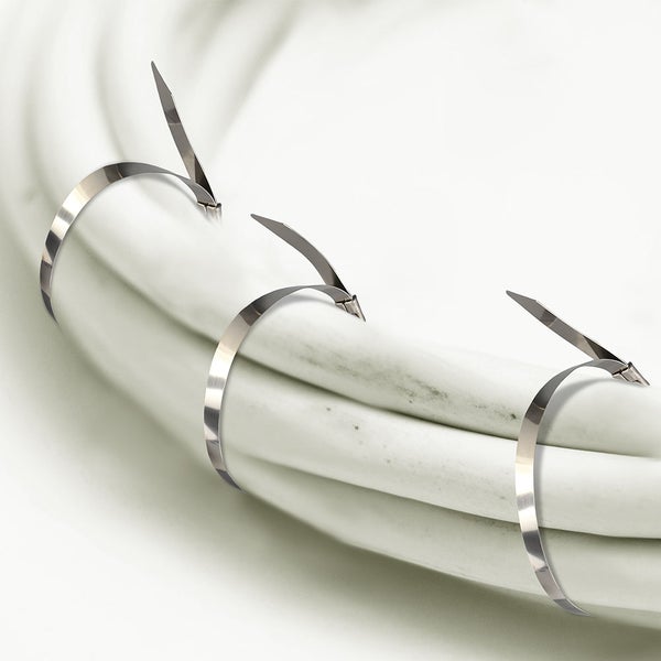 Kabelbündel mit drei Edelstahl-Kabelbindern