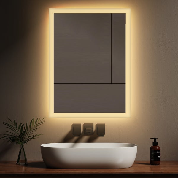 Modernes Badezimmer mit einem rechteckigen LED-Spiegel, weißem Aufsatzwaschbecken auf einem Holzwaschtisch und schwarzen Wandarmaturen.