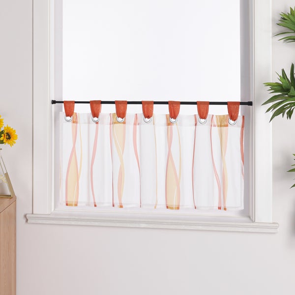 Gardinenstore mit Schlaufenaufhängung vor einem Fenster