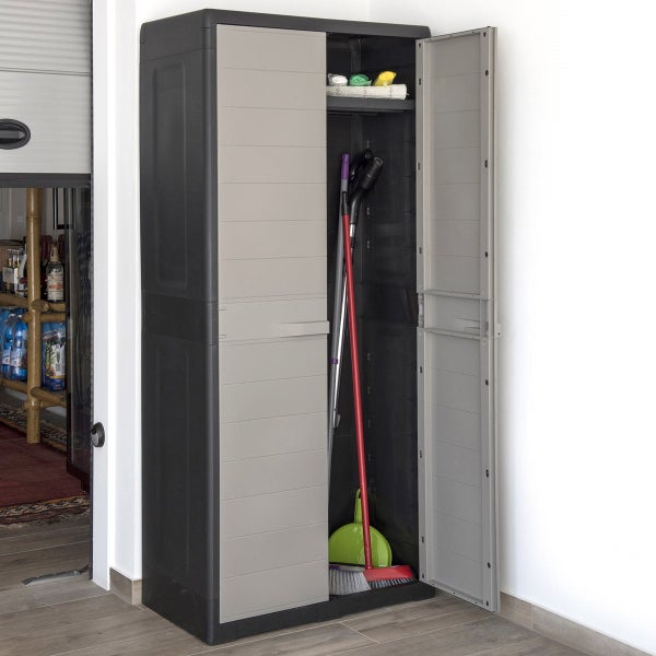 Kunststoff Mehrzweckschrank mit geöffneter Tür, gefüllt mit Reinigungsutensilien.