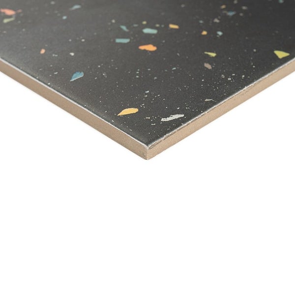 Wandfliese im Terrazzo Design mit Sprenkeln in verschiedenen Formen und Größen