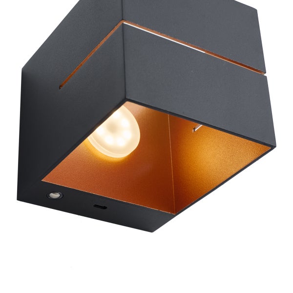 Moderne würfelförmige Wandleuchte in Schwarz mit goldener Innenseite, LED Leuchtmittel und USB Anschluss.