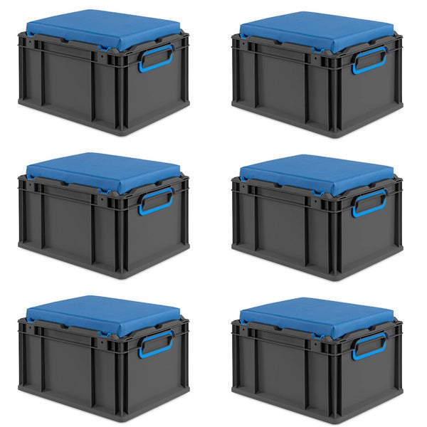 Sechs graue Kunststoffboxen mit blauen Sitzkissen