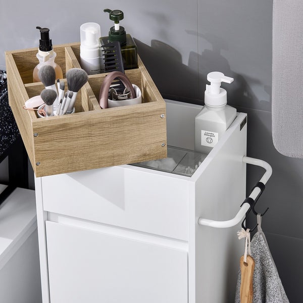 Badezimmer Szene mit weißem Unterschrank, Handtuchhalter und Holz Aufbewahrungsbox mit Badutensilien.