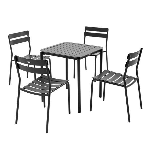 Gartenmöbel-Set bestehend aus einem quadratischen Tisch und vier Stühlen aus Metall mit Lattendesign und Viara Logo.