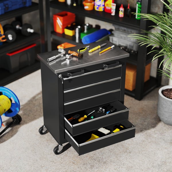 Mann trägt einen tragbaren Werkzeugkasten in einem Lagerregal.