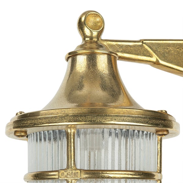 Detailansicht einer Wandleuchte mit geriffeltem Glas und Messinggehäuse