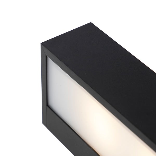 Detailansicht einer schwarzen Außenleuchte