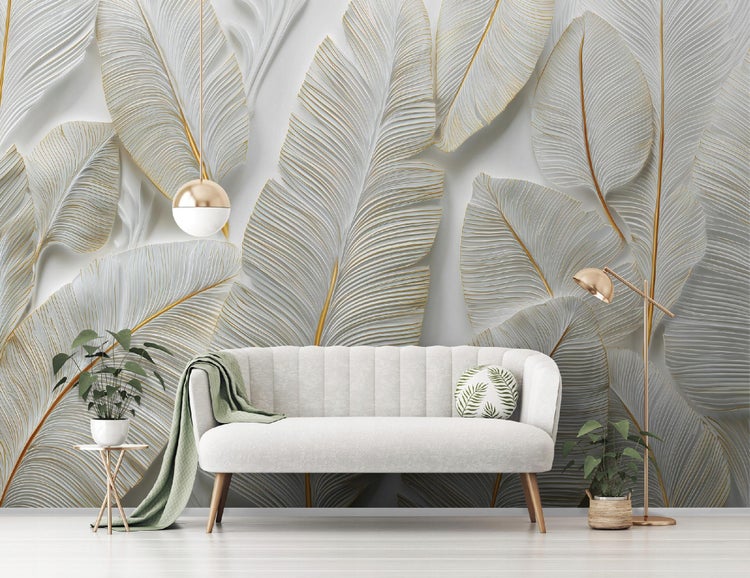 Dekoratives Wohnzimmer mit Sofa, Stehlampe, Tisch und Pflanzen vor einer Tapete mit Blattmotiv