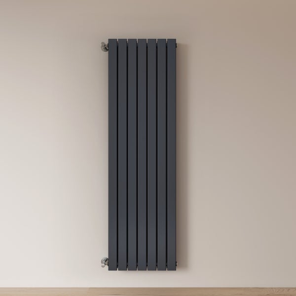 Schlafzimmer mit modernem Designheizkörper an der Wand