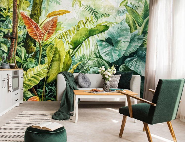 Wohnzimmer mit Fototapete Dschungelmotiv, Sofa, Sessel und Dekoration
