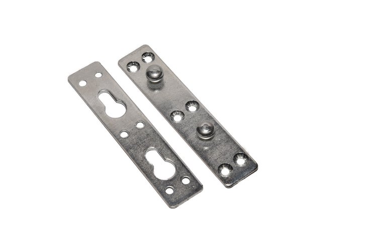 Zwei Möbelverbinder aus Metall mit Schraubenlöchern
