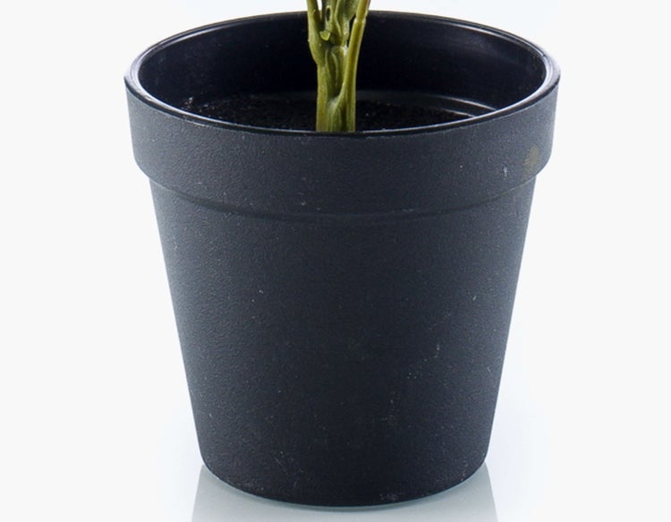 Künstliche Pfingstrosen im Strauß, rosa Blütenblätter mit grünen Blättern zur Innendekoration.