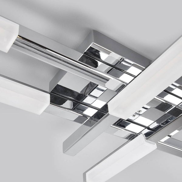 Nahaufnahme einer modernen LED Deckenleuchte mit chromfarbenen Metallstreben und weißen Diffusoren.