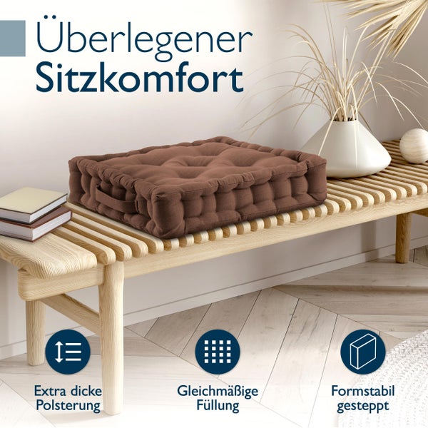 Braunes Sitzkissen auf einer Holzbank mit dem Text Überlegener Sitzkomfort
